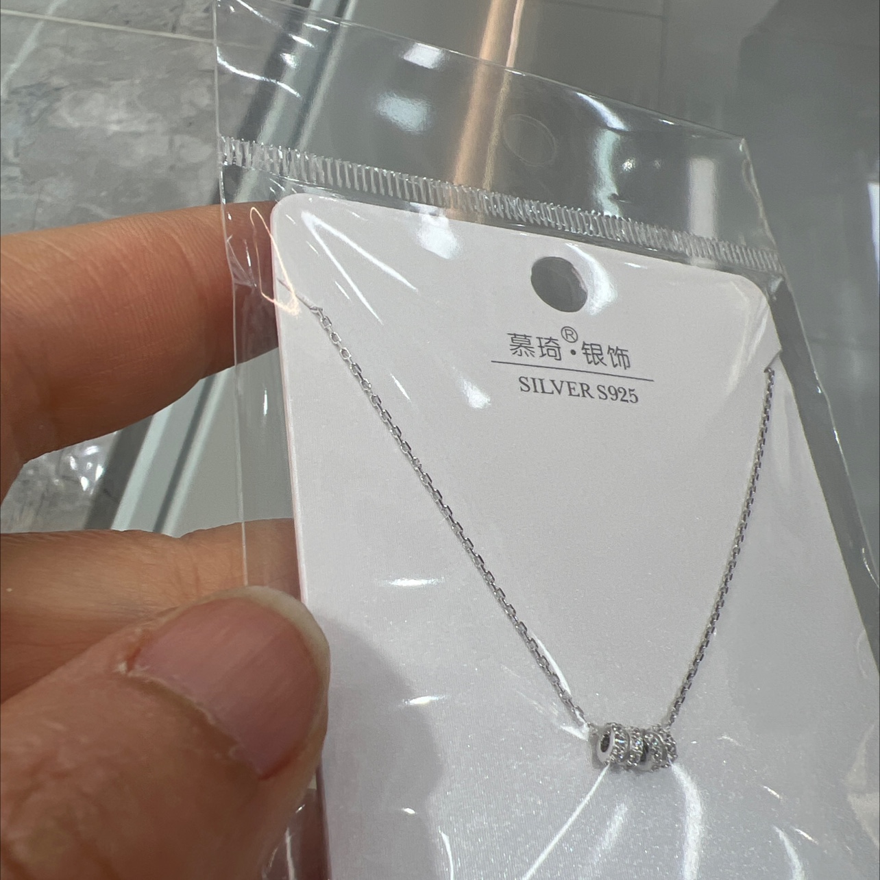 Silver jewelry necklace welded around the neck ✨ who knows! This silver jewelry necklace is directly welded onto my collarbone. The all-silver jewelry has an amazing texture. It feels smooth and doesn't hurt the skin. The simple design is not picky about style Specification image