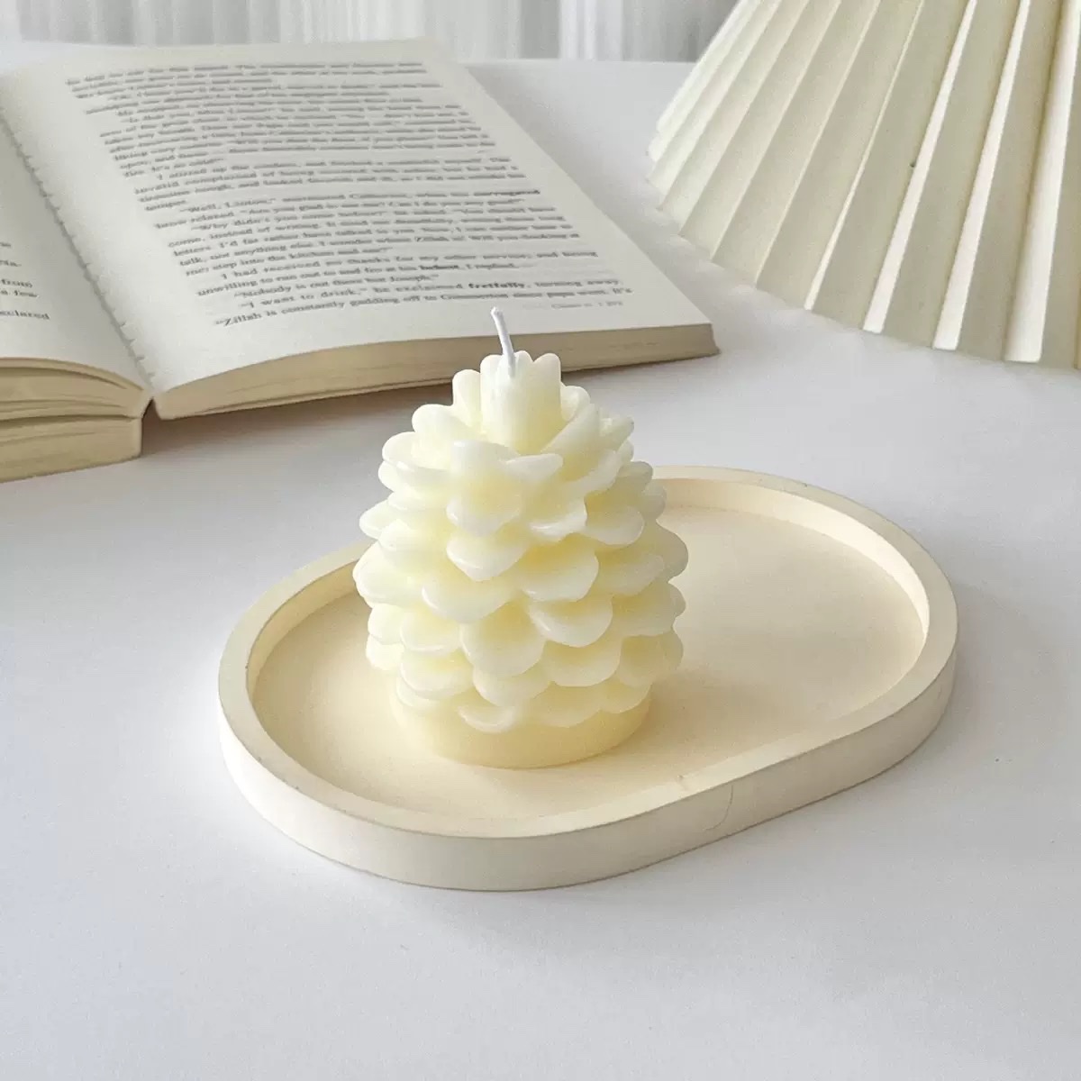 Cross-border wholesale of Christmas pineco-shaped scented candles, soybean wax scene decoration, and photo props detail image 5