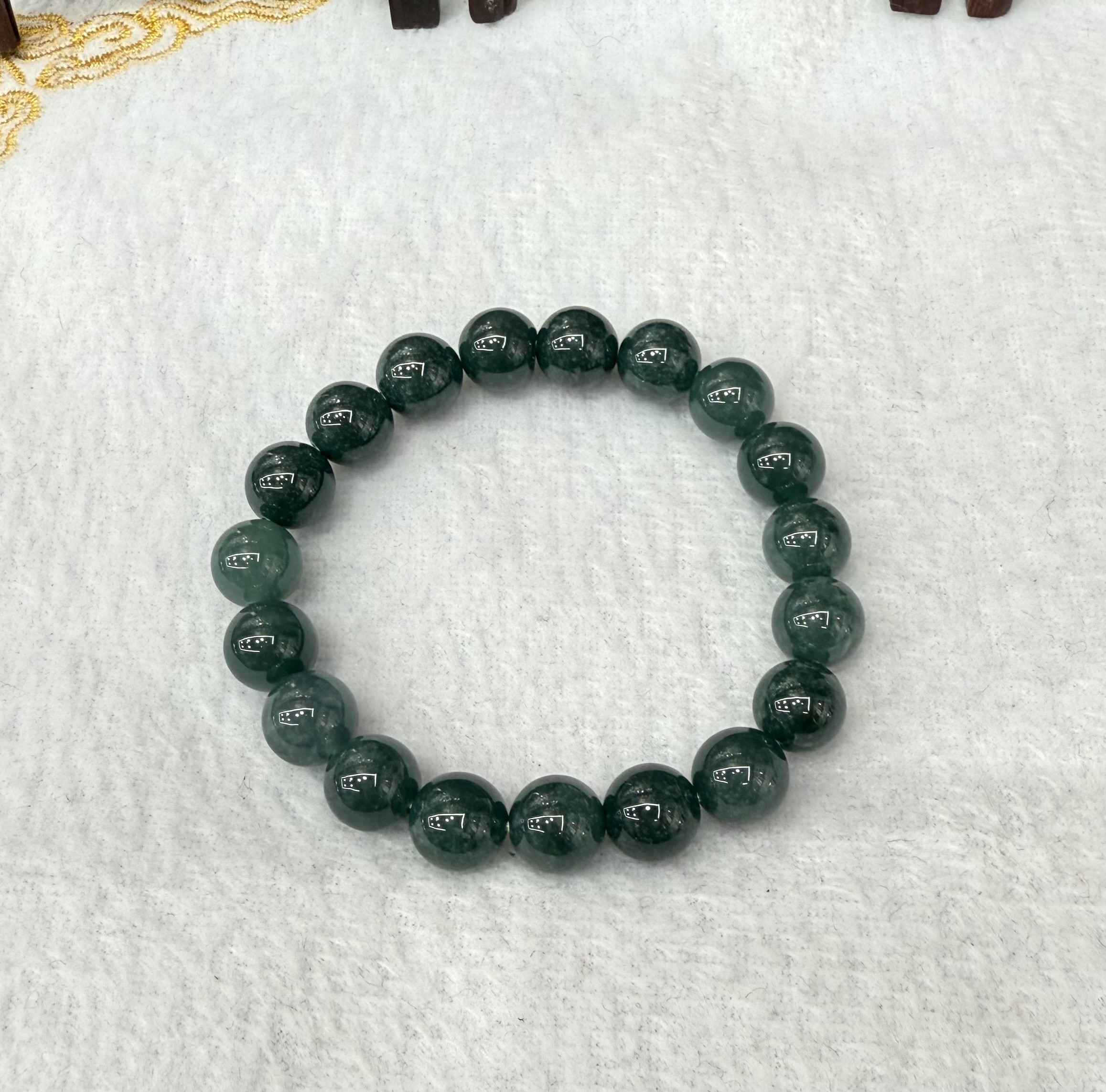 微料翡翠蓝水色（10mm）圆珠手串不限年龄佩戴效果非常出色大方。