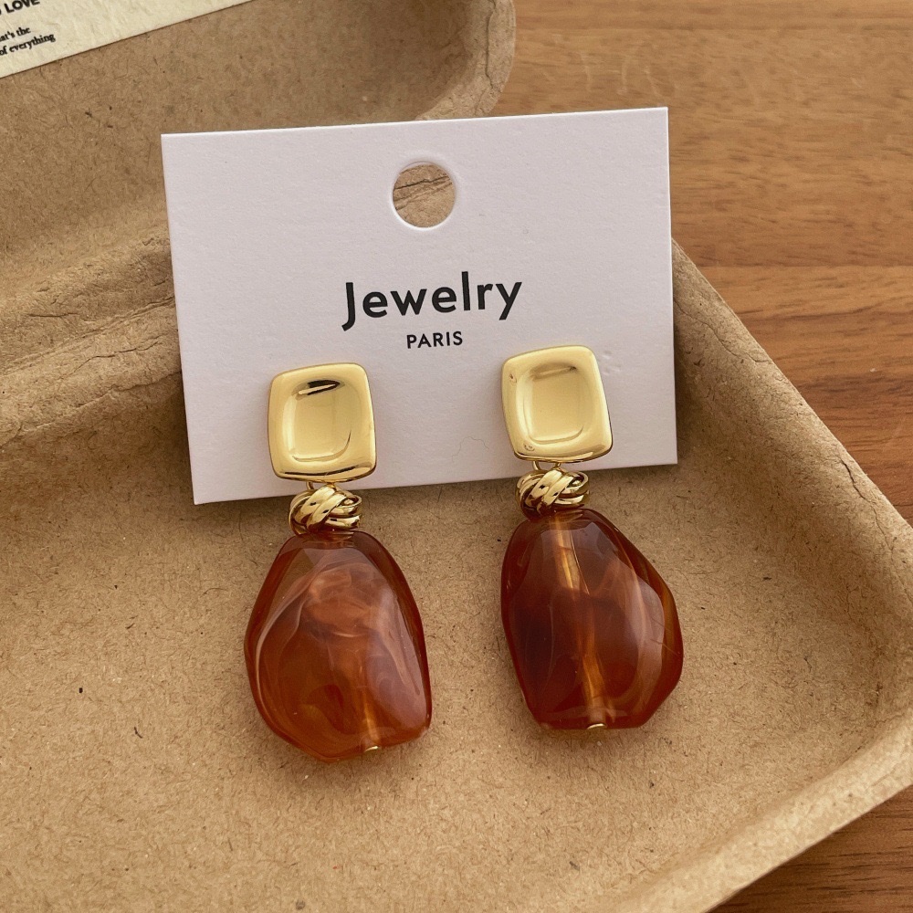 The retro amber earrings from Maillard, a niche brand, exude a sense of fashion, light luxury and high-end design. The stud earrings are elegant and stylish Application Scenario