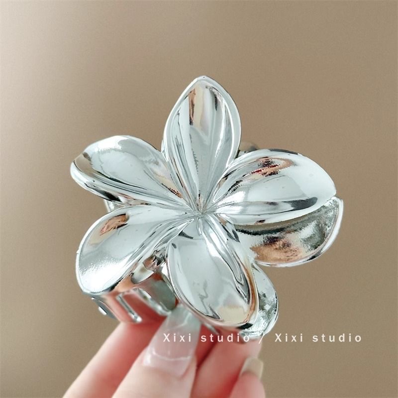 The new small chanel-style egg flower claw clip features a niche design. The back of the head is a wavy shark clip with a sophisticated and high-end feel Item Picture
