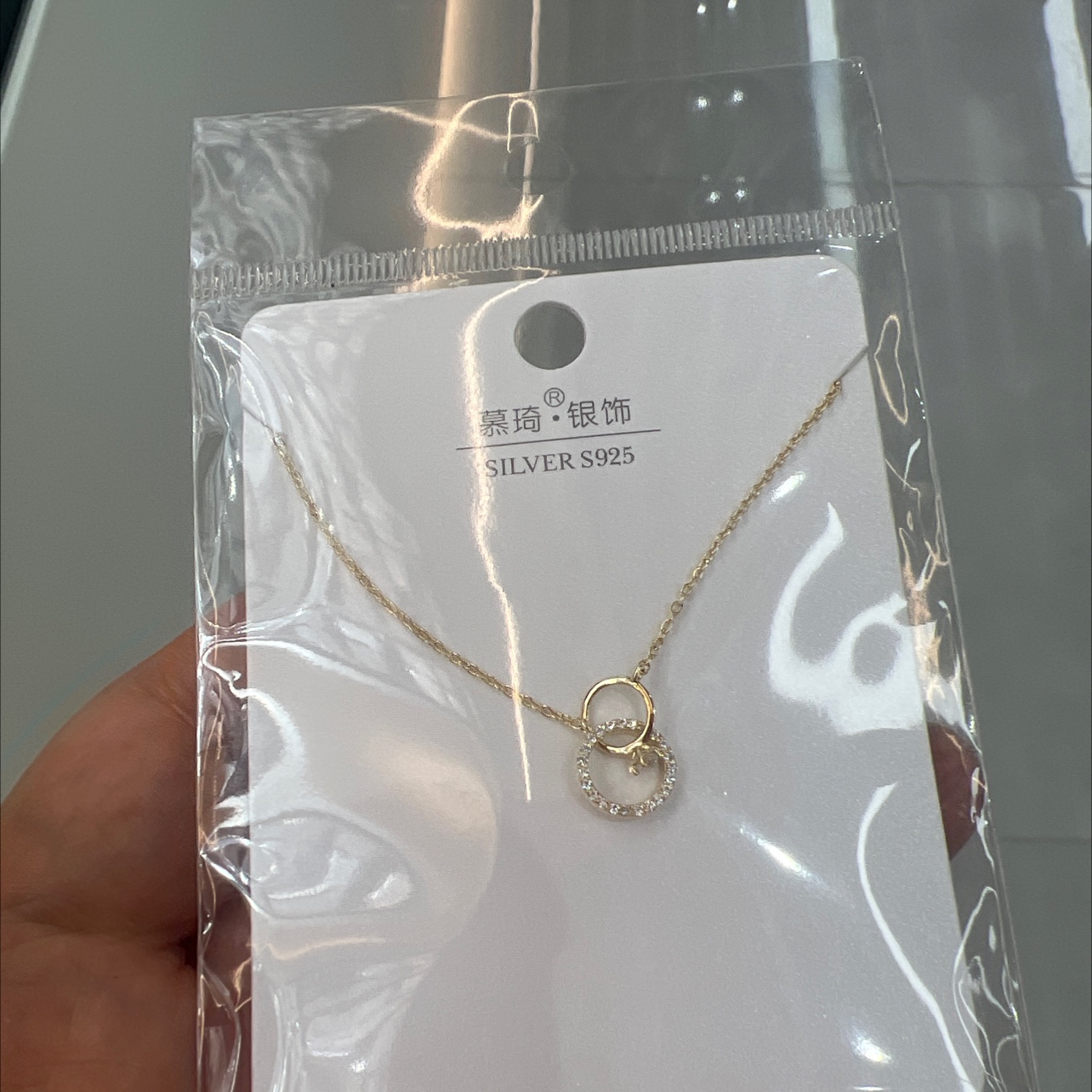 This is a minimalist necklace. I really can't put it down! The two styles, gold and silver, look extremely elegant when paired casually. Gold is warm and grand, especially suitable for pairing with light-colored clothes, instantly transforming you into a gentle one. details Picture