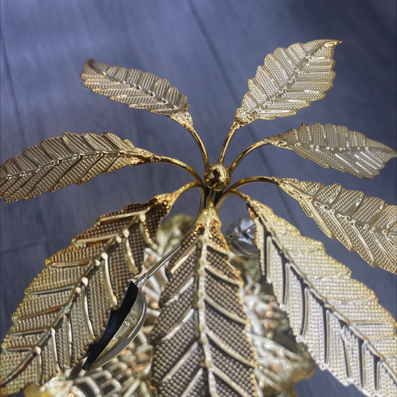 Middle Eastern home living room snack decoration nut plate, golden leaf texture snack plate, alloy handicraft snack plate Application Scenario