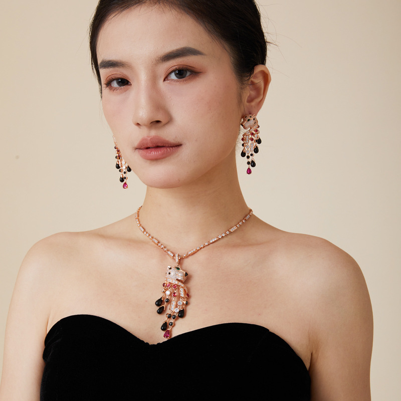 New cross-border trade leopard tassel necklace, gold-plated black glaze exaggerated leopard pendant, personalized men's and women's sweater chain