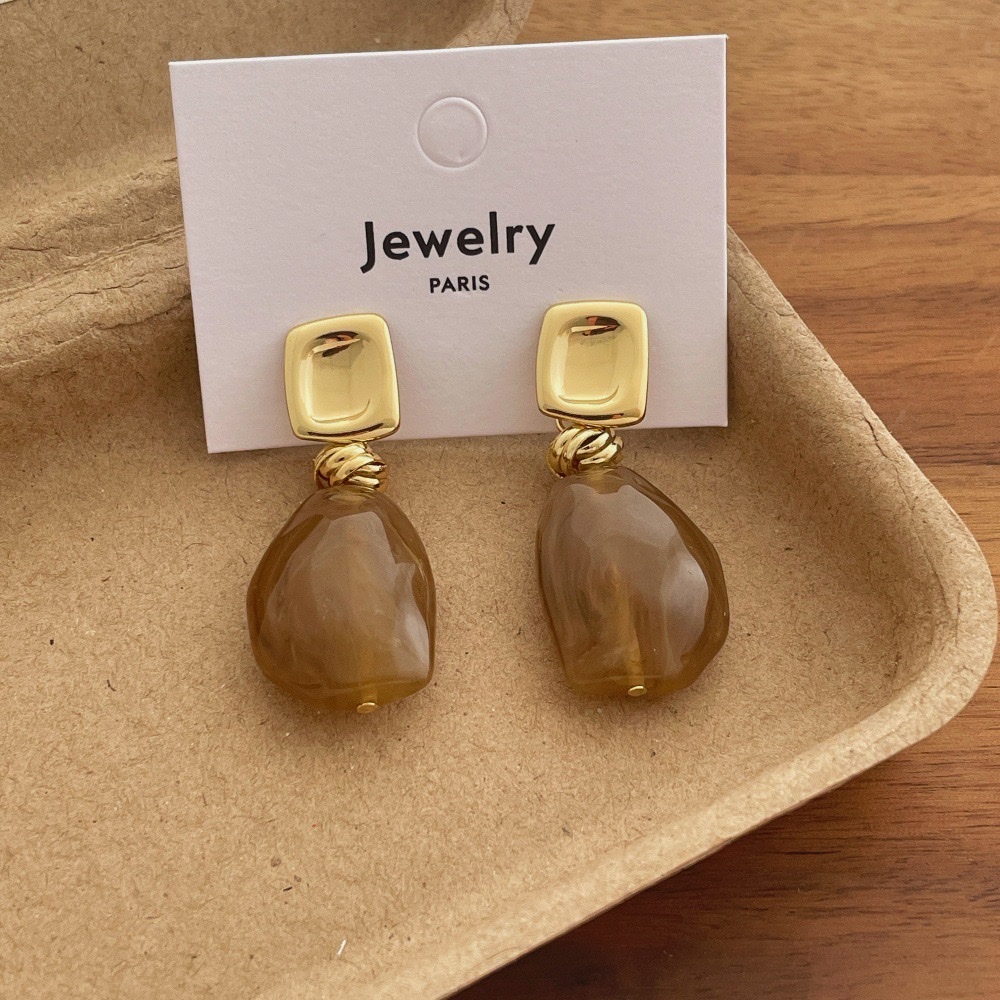 The retro amber earrings from Maillard, a niche brand, exude a sense of fashion, light luxury and high-end design. The stud earrings are elegant and stylish Specification image