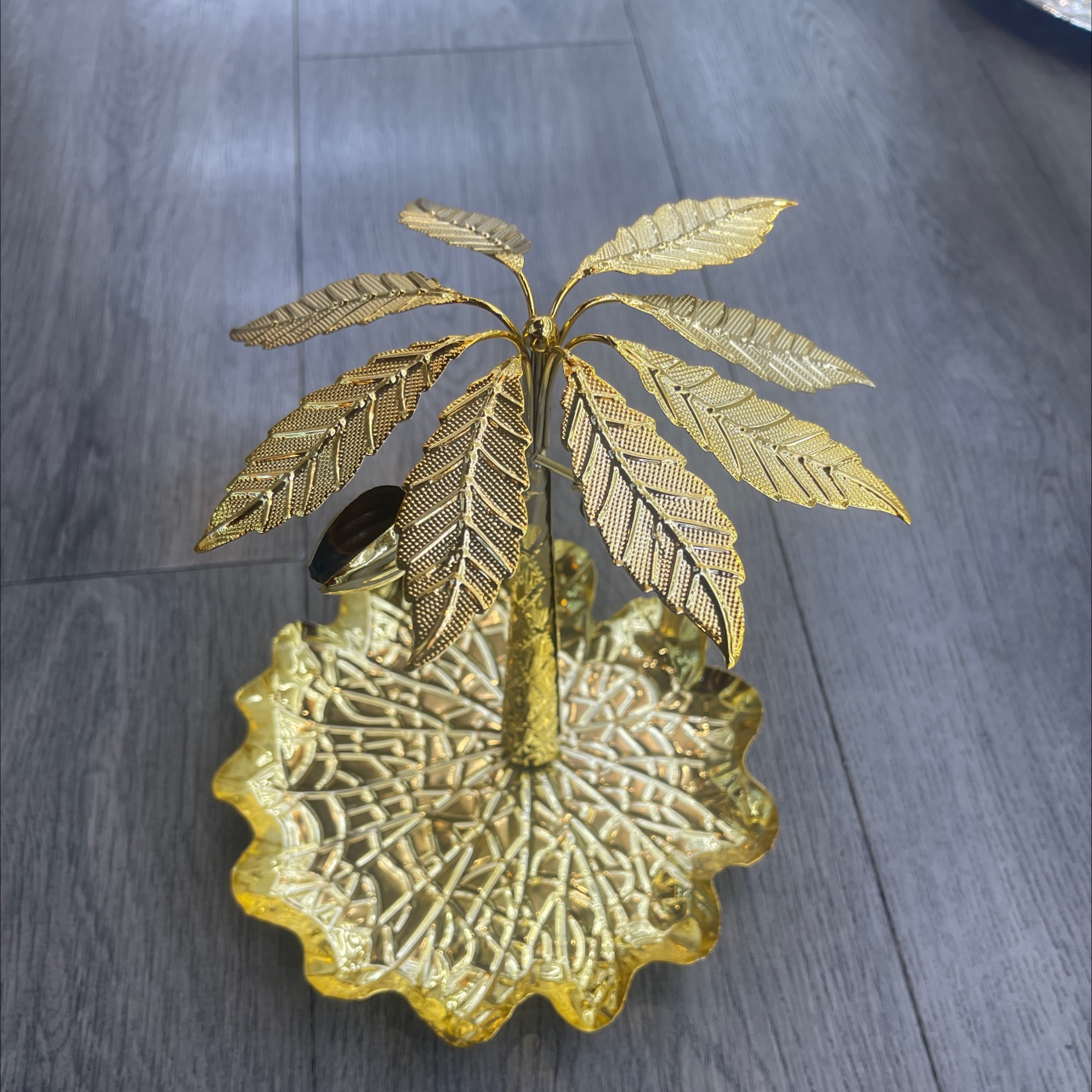 Middle Eastern home living room snack decoration nut plate, golden leaf texture snack plate, alloy handicraft snack plate Specification image