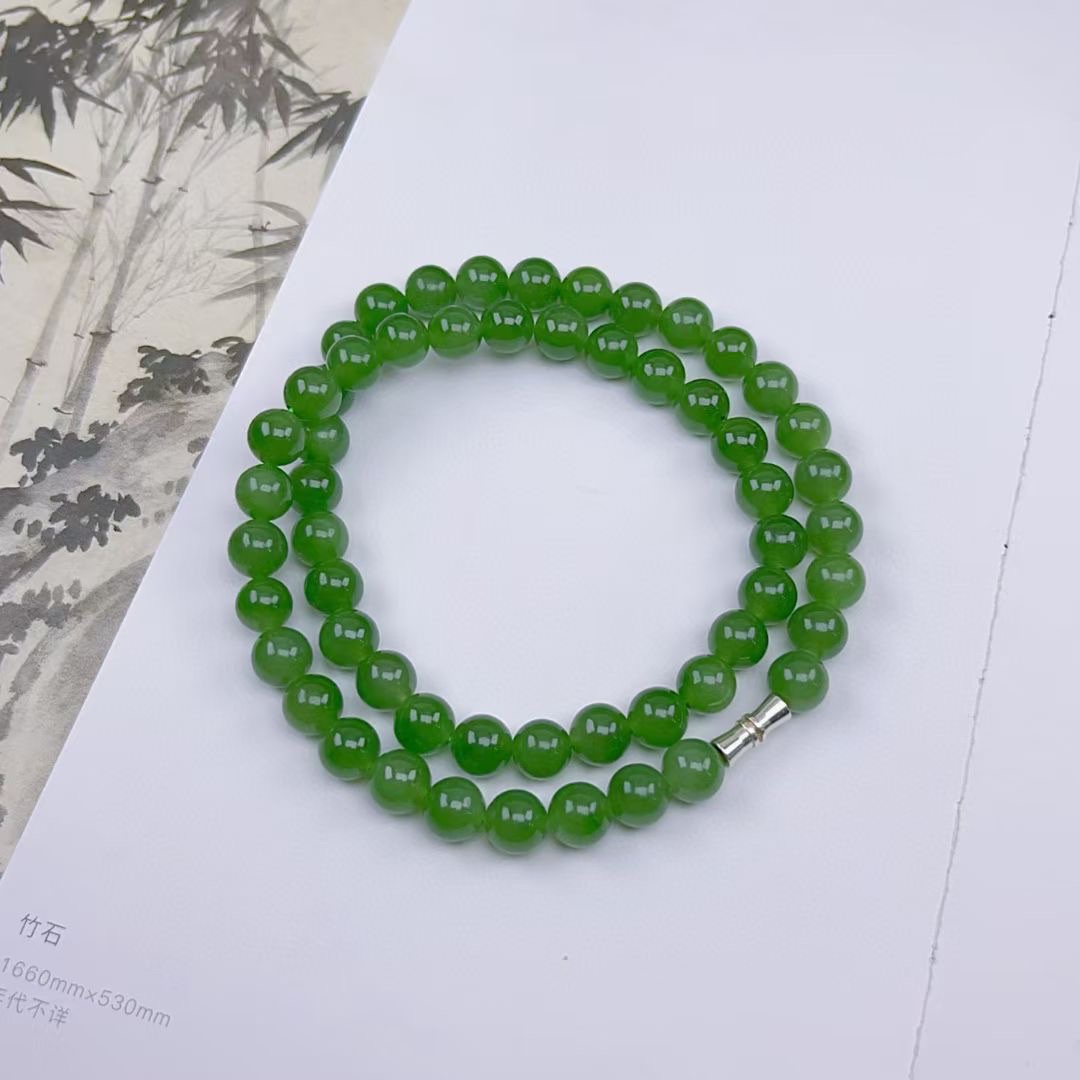 和田玉-老料菠菜绿碧玉圆珠项链


老料油润细腻，颜色浓郁，辣绿，料子干净，无黑点，超高性价比。
上身效果典雅大方~
圆产品图