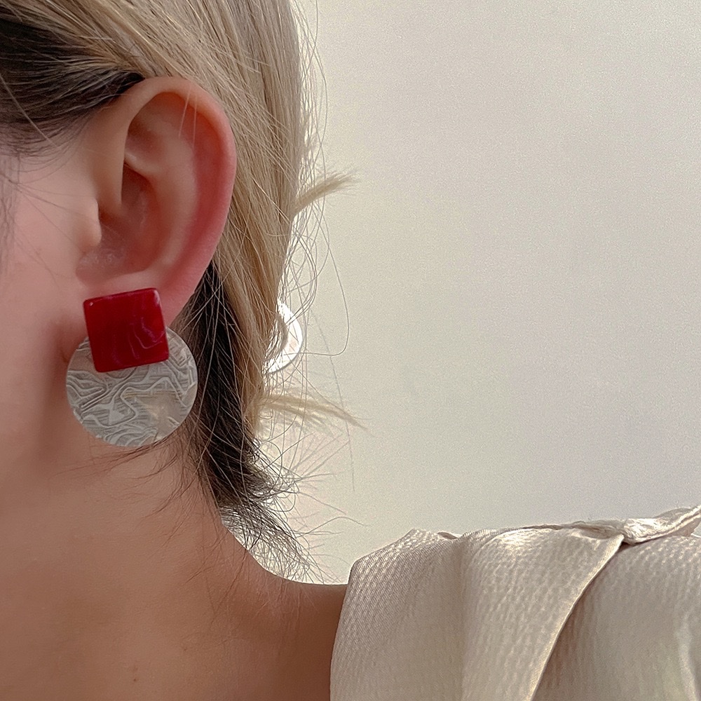 French retro design acrylic geometric earrings, women's s925 silver needle high-end stud earrings, versatile earrings Application Scenario