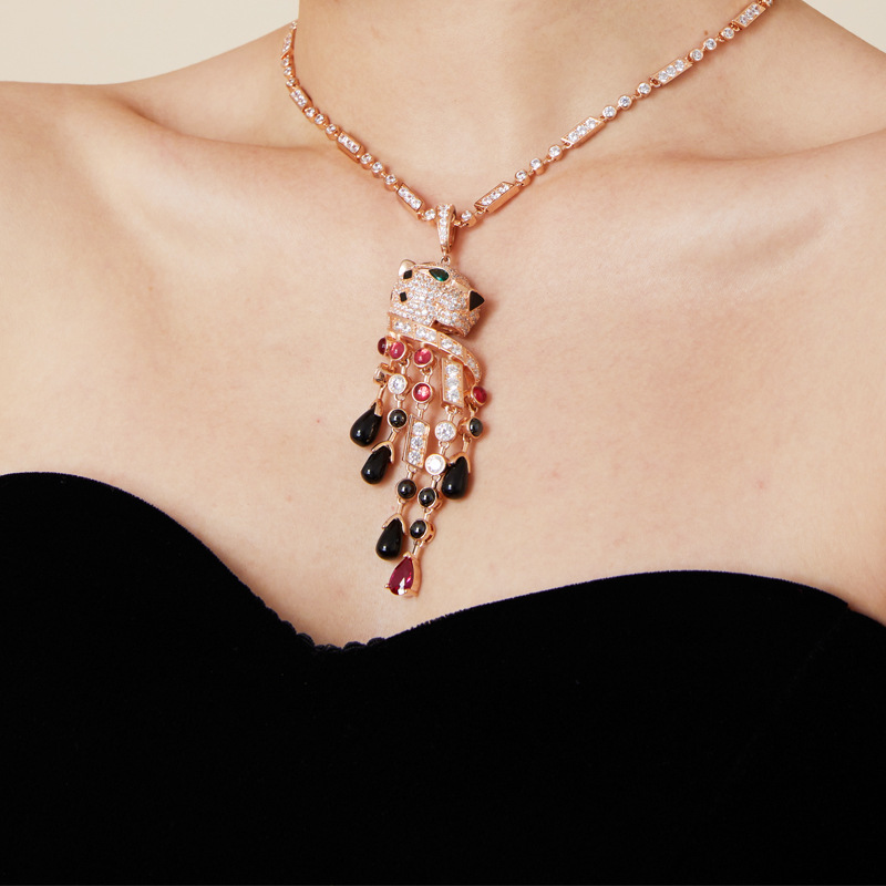 New cross-border trade leopard tassel necklace, gold-plated black glaze exaggerated leopard pendant, personalized men's and women's sweater chain Application Scenario