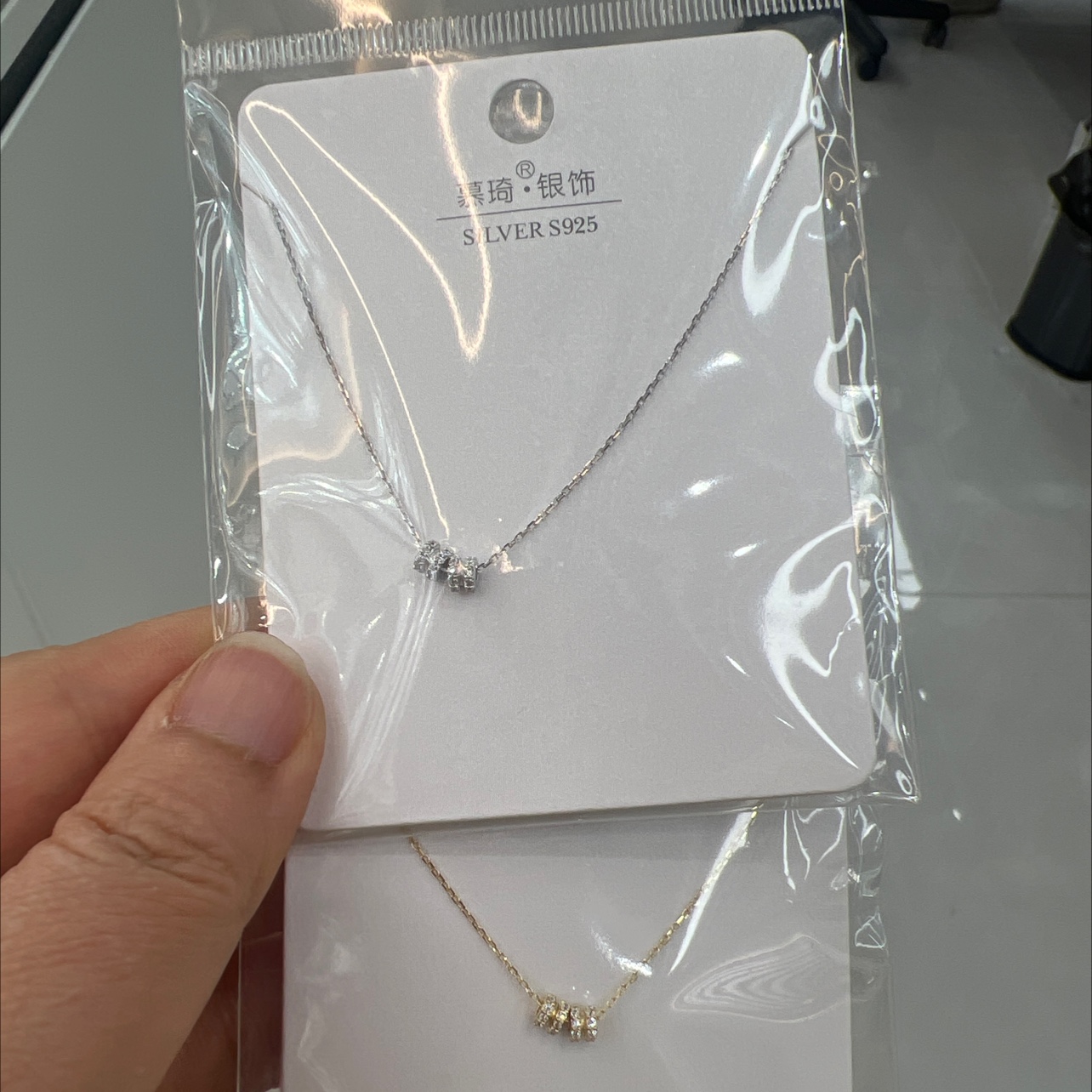 Silver jewelry necklace welded around the neck ✨ who knows! This silver jewelry necklace is directly welded onto my collarbone. The all-silver jewelry has an amazing texture. It feels smooth and doesn't hurt the skin. The simple design is not picky about style detail image 3