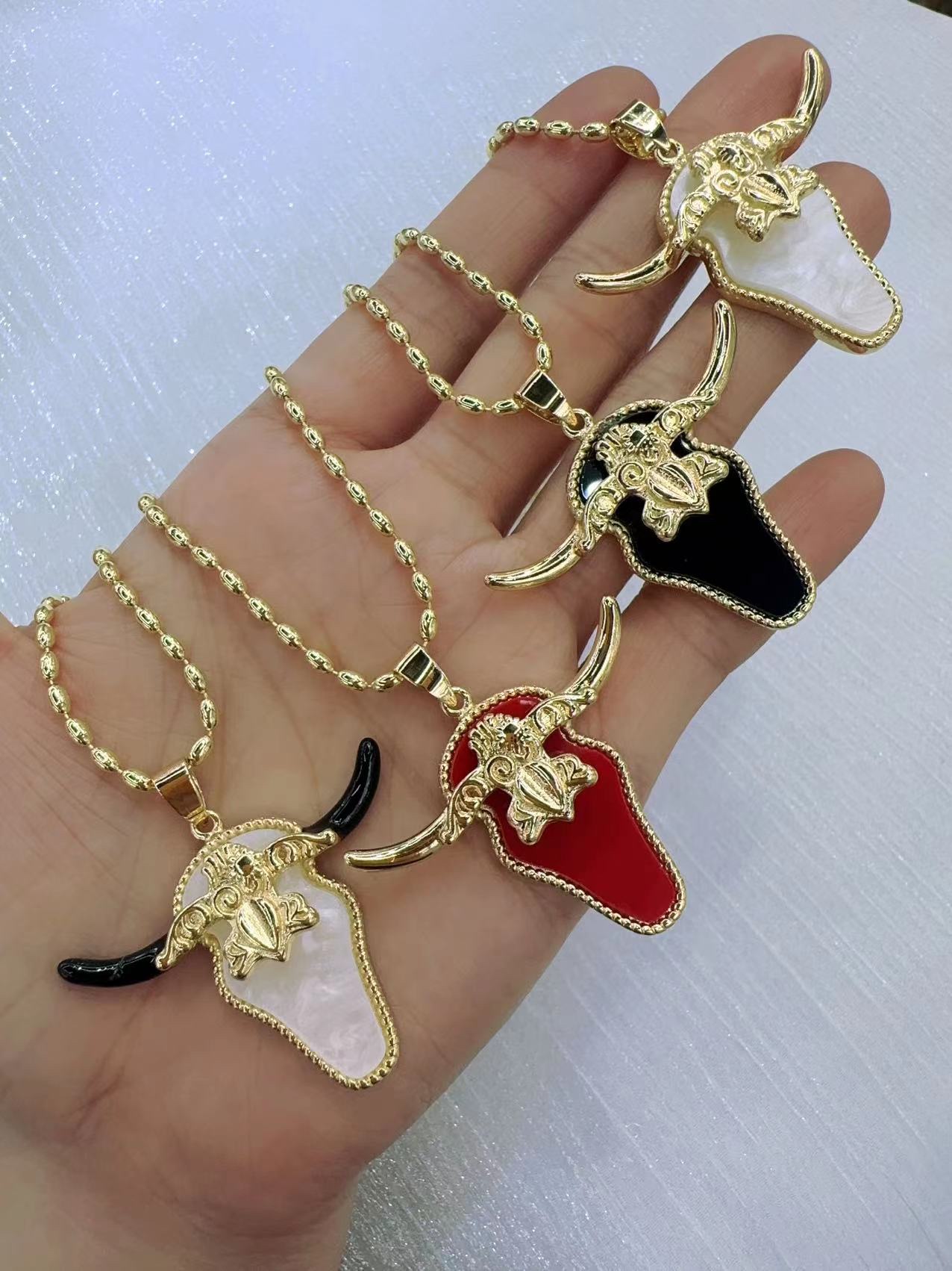 Copper gold-plated oil-dripping bull head pendant in multiple colors to choose from, bull horn pendant, DIY bracelet, necklace and jewelry accessories