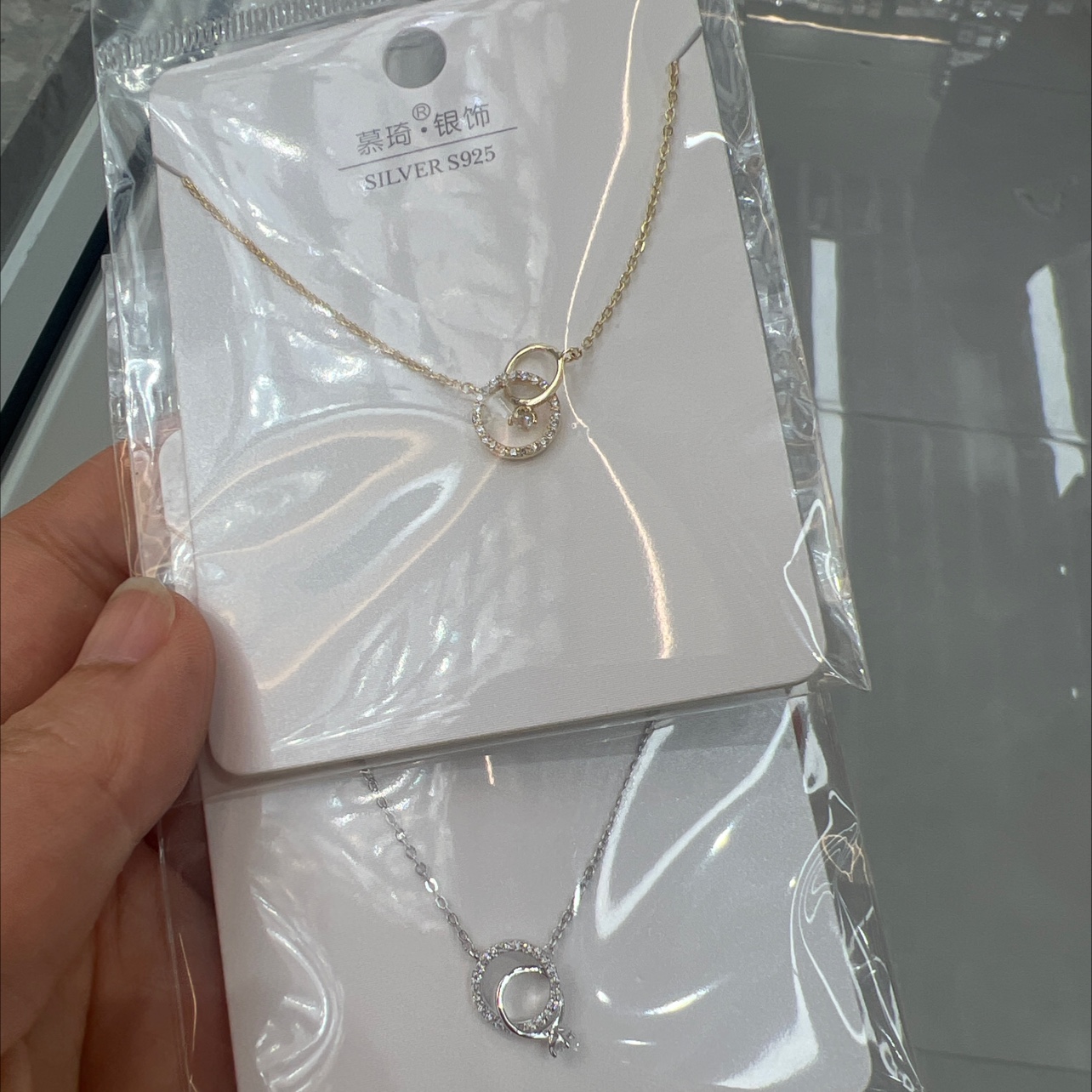 This is a minimalist necklace. I really can't put it down! The two styles, gold and silver, look extremely elegant when paired casually. Gold is warm and grand, especially suitable for pairing with light-colored clothes, instantly transforming you into a gentle one. Specification image