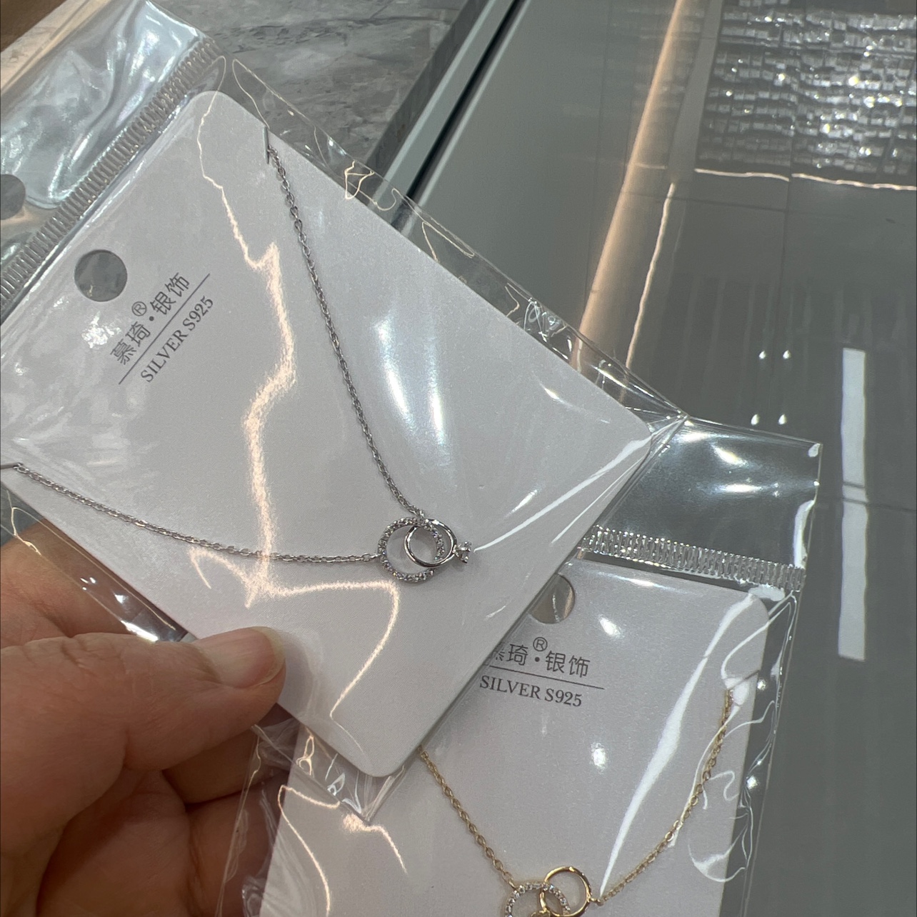 This is a minimalist necklace. I really can't put it down! The two styles, gold and silver, look extremely elegant when paired casually. Gold is warm and grand, especially suitable for pairing with light-colored clothes, instantly transforming you into a gentle one. detail image 4