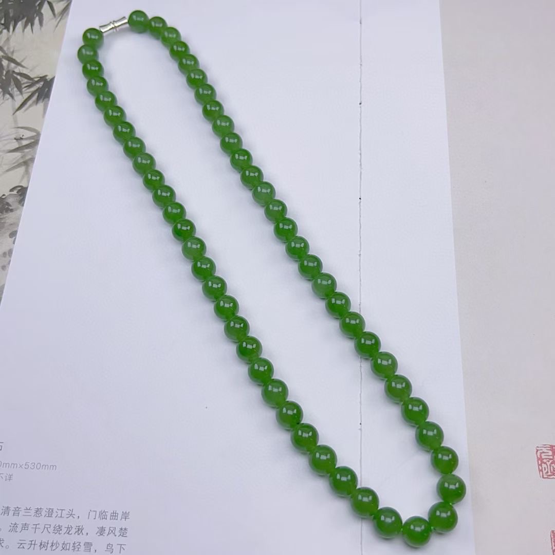 和田玉-老料菠菜绿碧玉圆珠项链


老料油润细腻，颜色浓郁，辣绿，料子干净，无黑点，超高性价比。
上身效果典雅大方~
圆详情图5