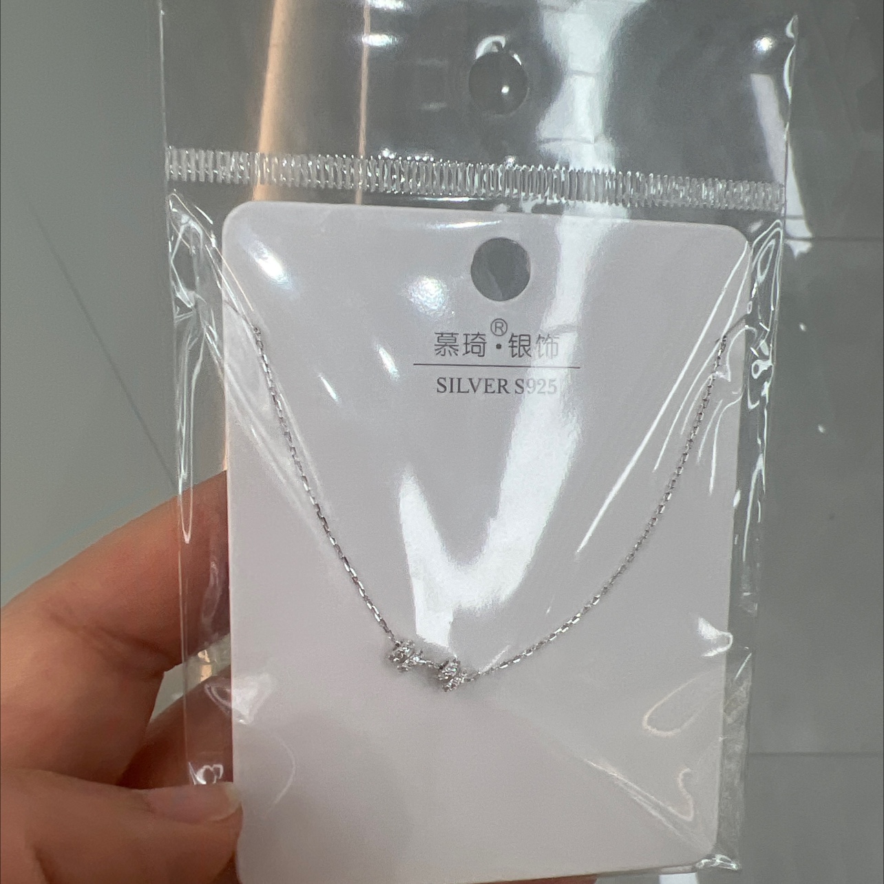 Silver jewelry necklace welded around the neck ✨ who knows! This silver jewelry necklace is directly welded onto my collarbone. The all-silver jewelry has an amazing texture. It feels smooth and doesn't hurt the skin. The simple design is not picky about style detail image 2