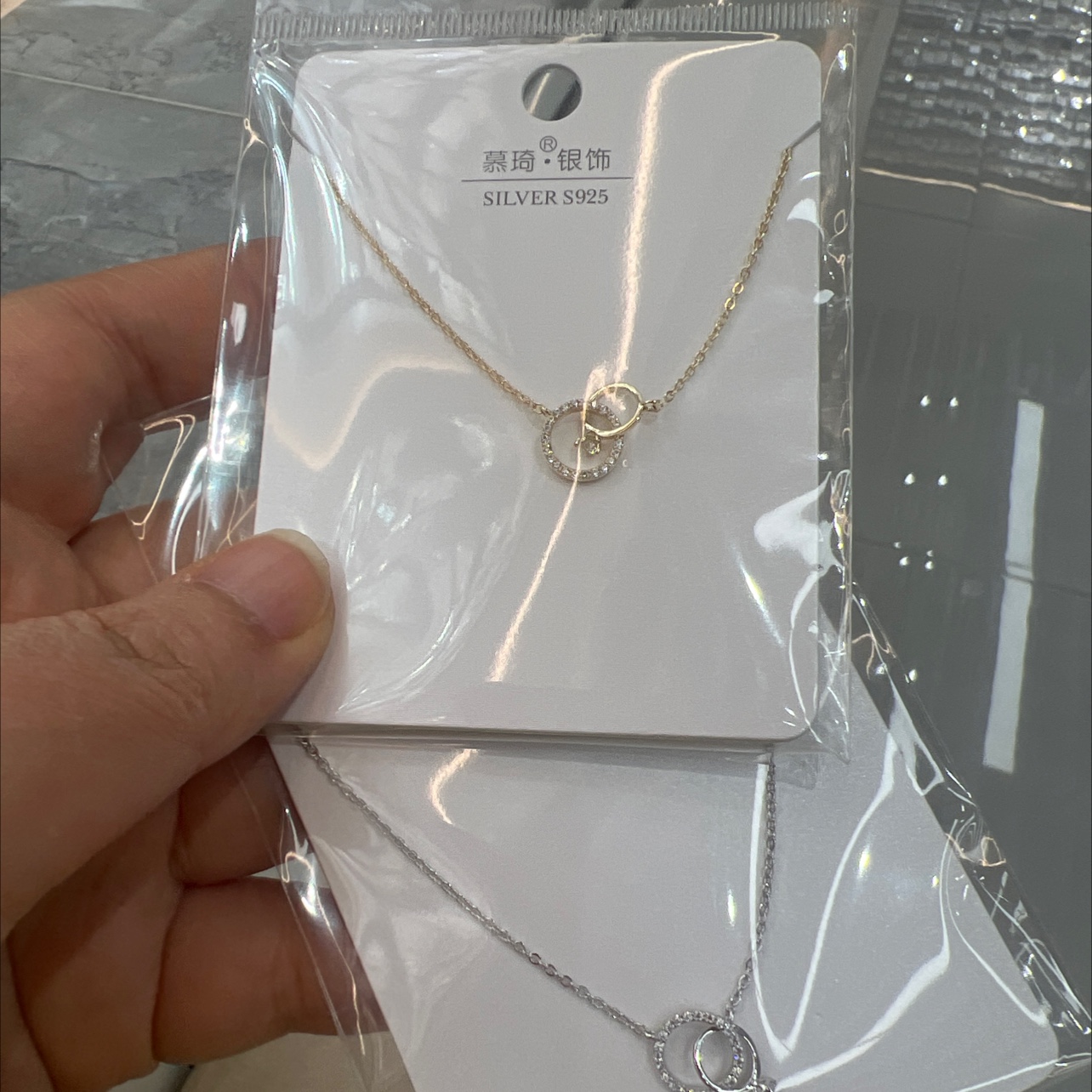 This is a minimalist necklace. I really can't put it down! The two styles, gold and silver, look extremely elegant when paired casually. Gold is warm and grand, especially suitable for pairing with light-colored clothes, instantly transforming you into a gentle one. detail image 5