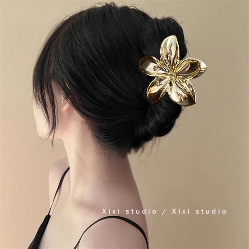 The new small chanel-style egg flower claw clip features a niche design. The back of the head is a wavy shark clip with a sophisticated and high-end feel details Picture