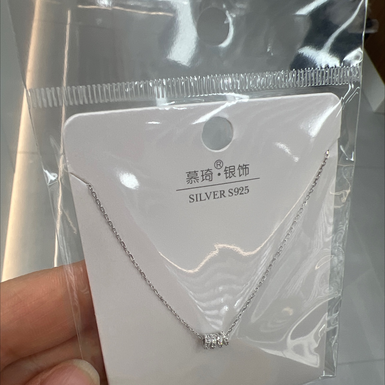 Silver jewelry necklace welded around the neck ✨ who knows! This silver jewelry necklace is directly welded onto my collarbone. The all-silver jewelry has an amazing texture. It feels smooth and doesn't hurt the skin. The simple design is not picky about style Application Scenario