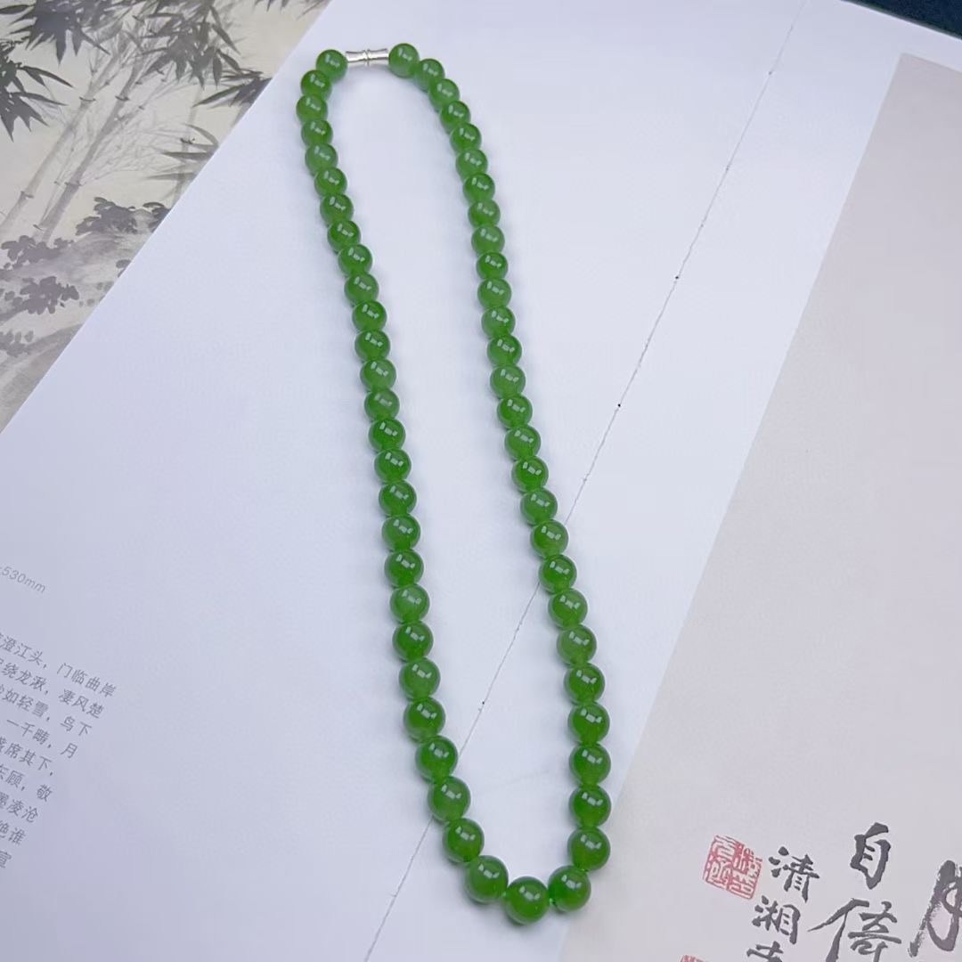 和田玉-老料菠菜绿碧玉圆珠项链


老料油润细腻，颜色浓郁，辣绿，料子干净，无黑点，超高性价比。
上身效果典雅大方~
圆白底实物图