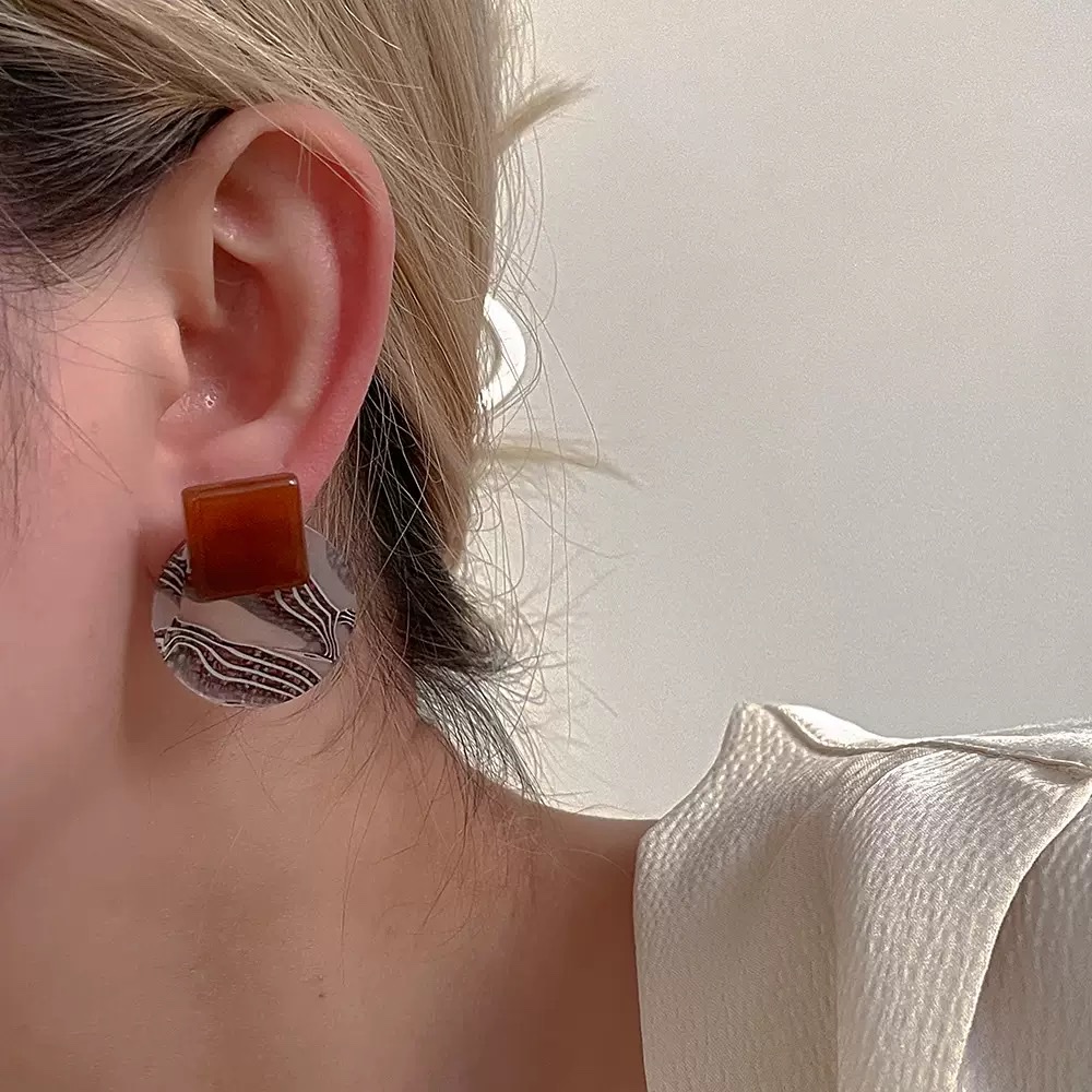 French retro design acrylic geometric earrings, women's s925 silver needle high-end stud earrings, versatile earrings details Picture