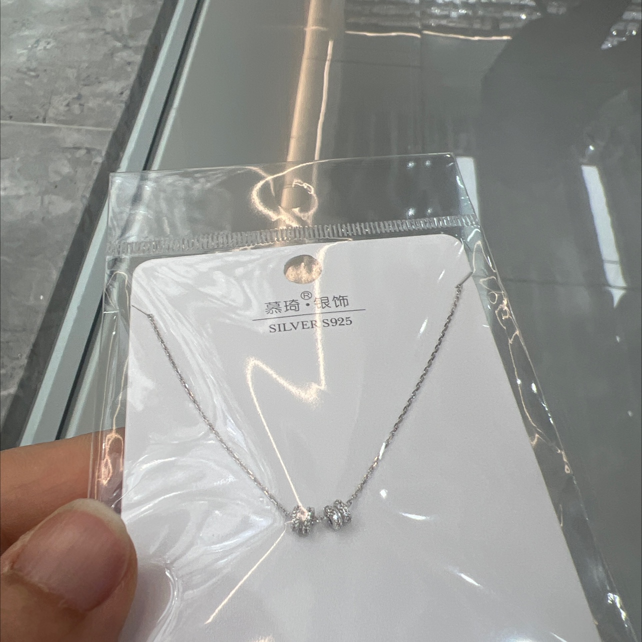 Silver jewelry necklace welded around the neck ✨ who knows! This silver jewelry necklace is directly welded onto my collarbone. The all-silver jewelry has an amazing texture. It feels smooth and doesn't hurt the skin. The simple design is not picky about style details Picture