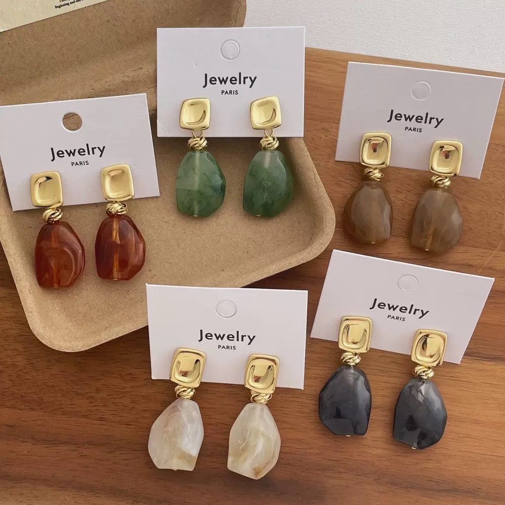 The retro amber earrings from Maillard, a niche brand, exude a sense of fashion, light luxury and high-end design. The stud earrings are elegant and stylish