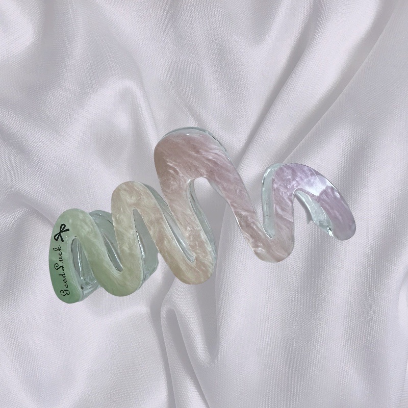 Yumi Accessories acrylic wave gripper, high-end hair clip, large shark clip, back head plate hair clip Application Scenario