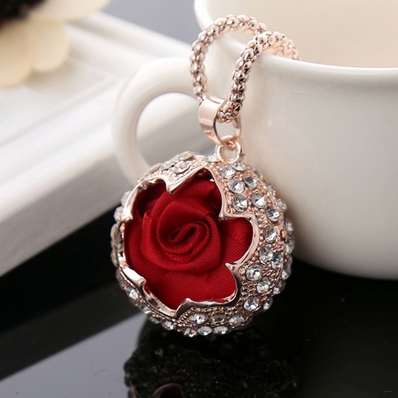 The 2025 new fashionable red rose pendant sweater chain is a trendy and versatile high-end flower necklace for women