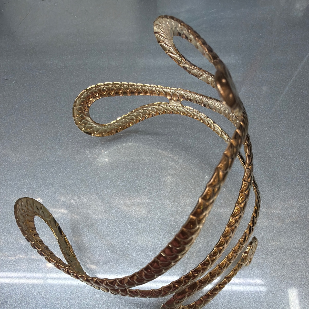 Gold-plated fashionable arm bracelet Application Scenario