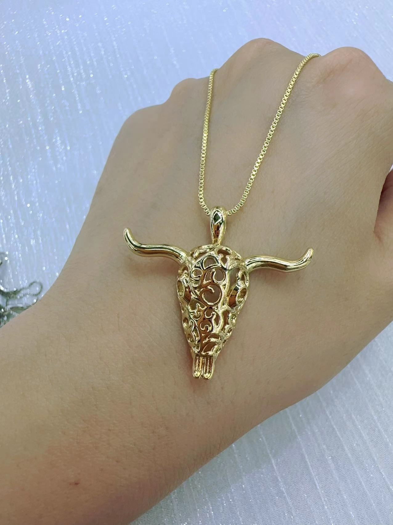 1. Retro hollowed-out bull head pendant, a unique and individualistic gold and silver punk-style pendant with a design sense of animal head