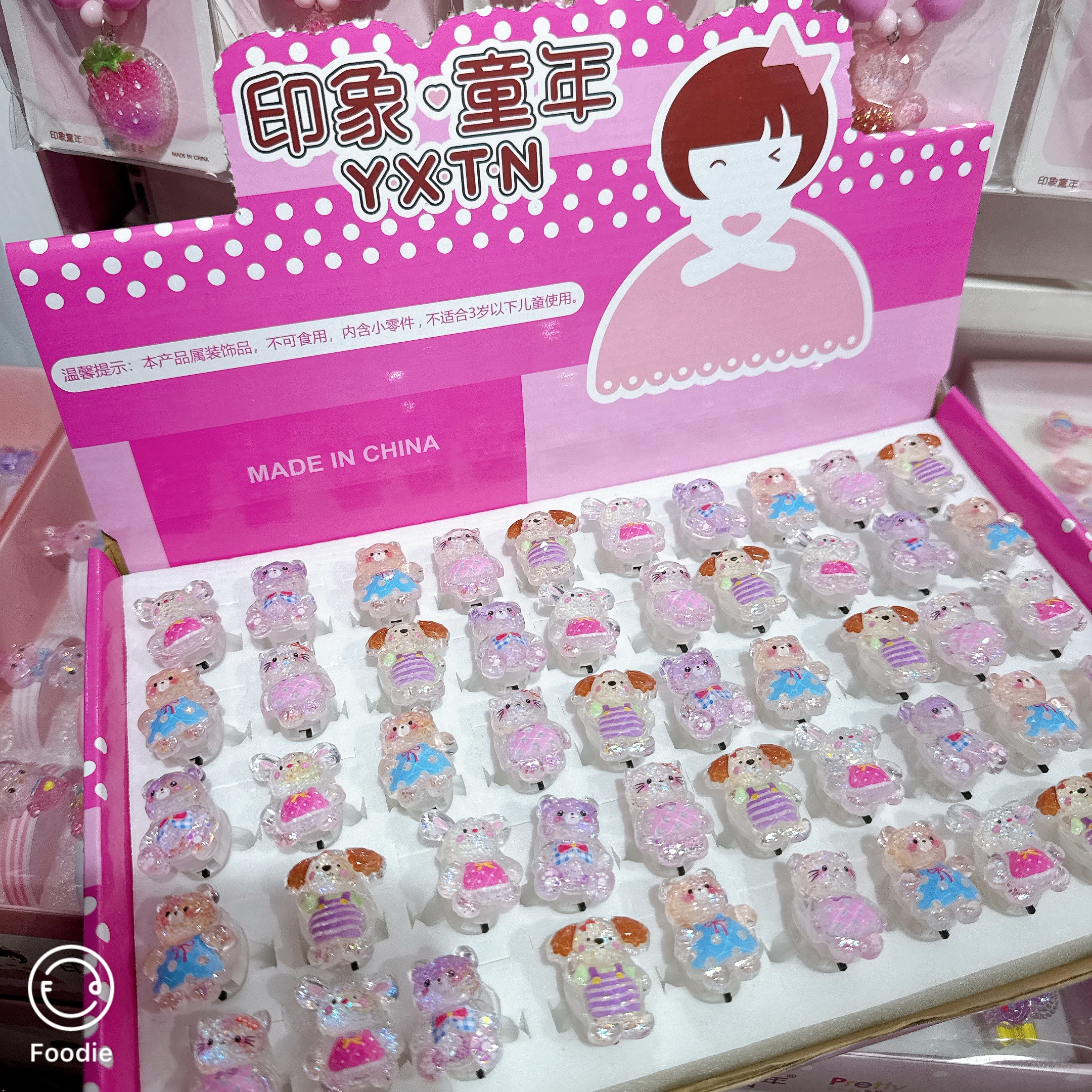 卡通儿童带灯戒指，安全无棱角，佩戴舒适不刮手，内含小灯设计，暗处也能闪闪发光，多款可爱造型，每天换着戴不重样，环保材质，放心给宝宝玩的小饰品
