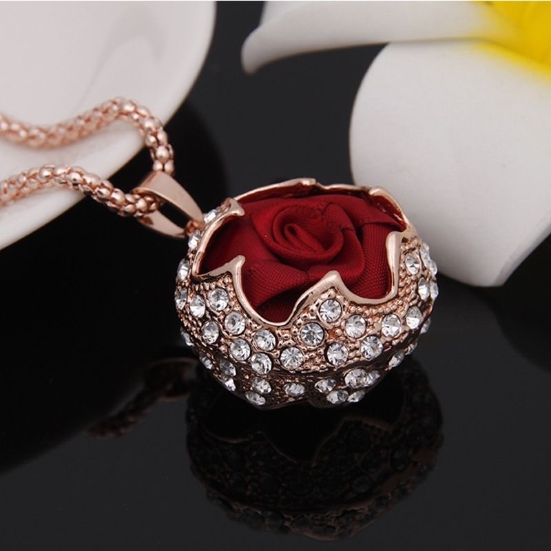 The 2025 new fashionable red rose pendant sweater chain is a trendy and versatile high-end flower necklace for women Application Scenario