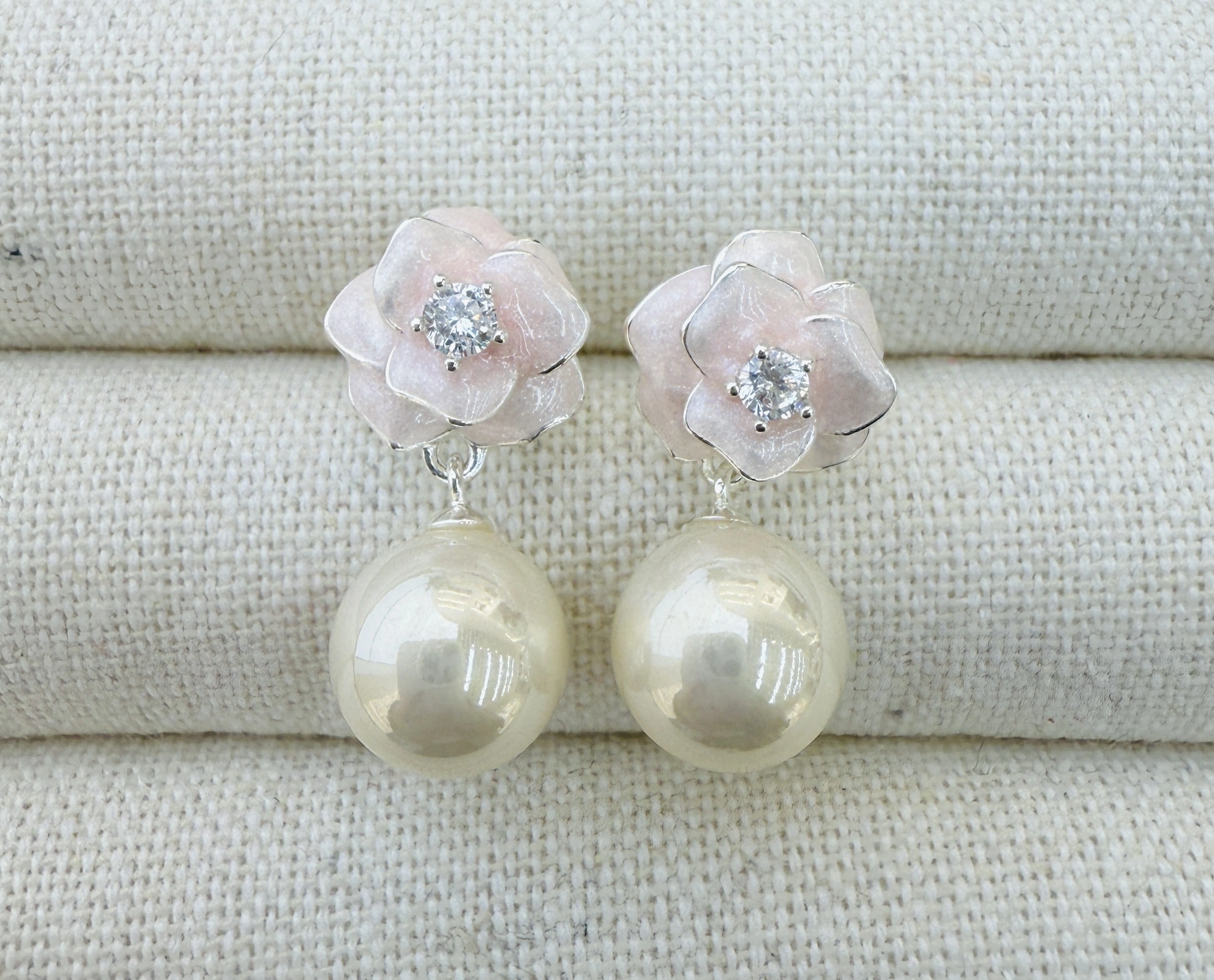 In 2026, the new arrivals feature a gentle and elegant pearl style and a fashionable camellia oil drip style, with eye-catching spring colors. detail image 2