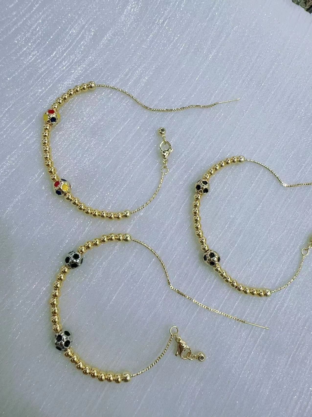 وحلقة كرة القدم من طراز INS هي حلقة من أساور التصميم الجماعي Item Picture