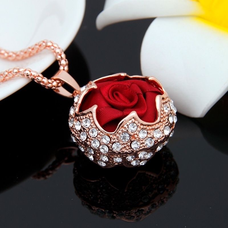 The 2025 new fashionable red rose pendant sweater chain is a trendy and versatile high-end flower necklace for women Specification image