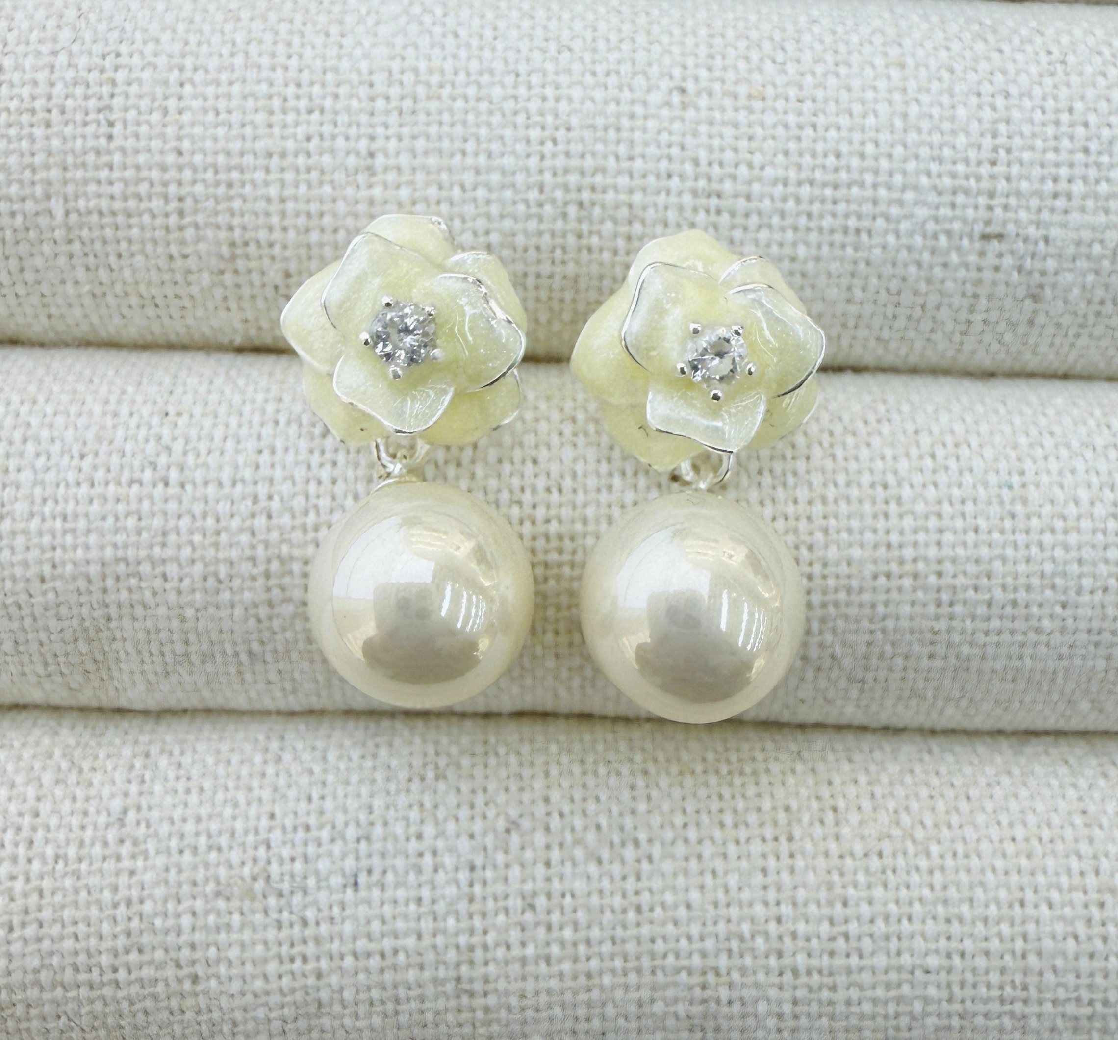 In 2026, the new arrivals feature a gentle and elegant pearl style and a fashionable camellia oil drip style, with eye-catching spring colors. detail image 3
