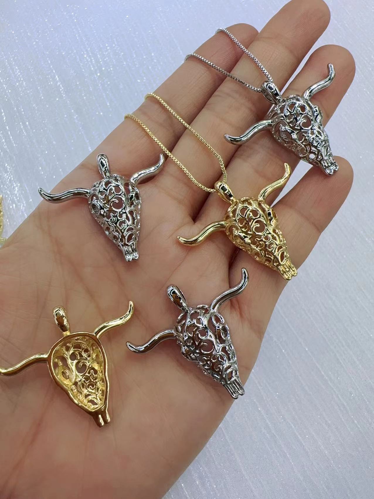 1. Retro hollowed-out bull head pendant, a unique and individualistic gold and silver punk-style pendant with a design sense of animal head details Picture
