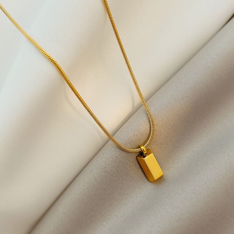 Titanium steel small gold brick necklace with a light luxury and niche design sense, collarbone chain, a popular 2026 new neckchain accessory for women Application Scenario