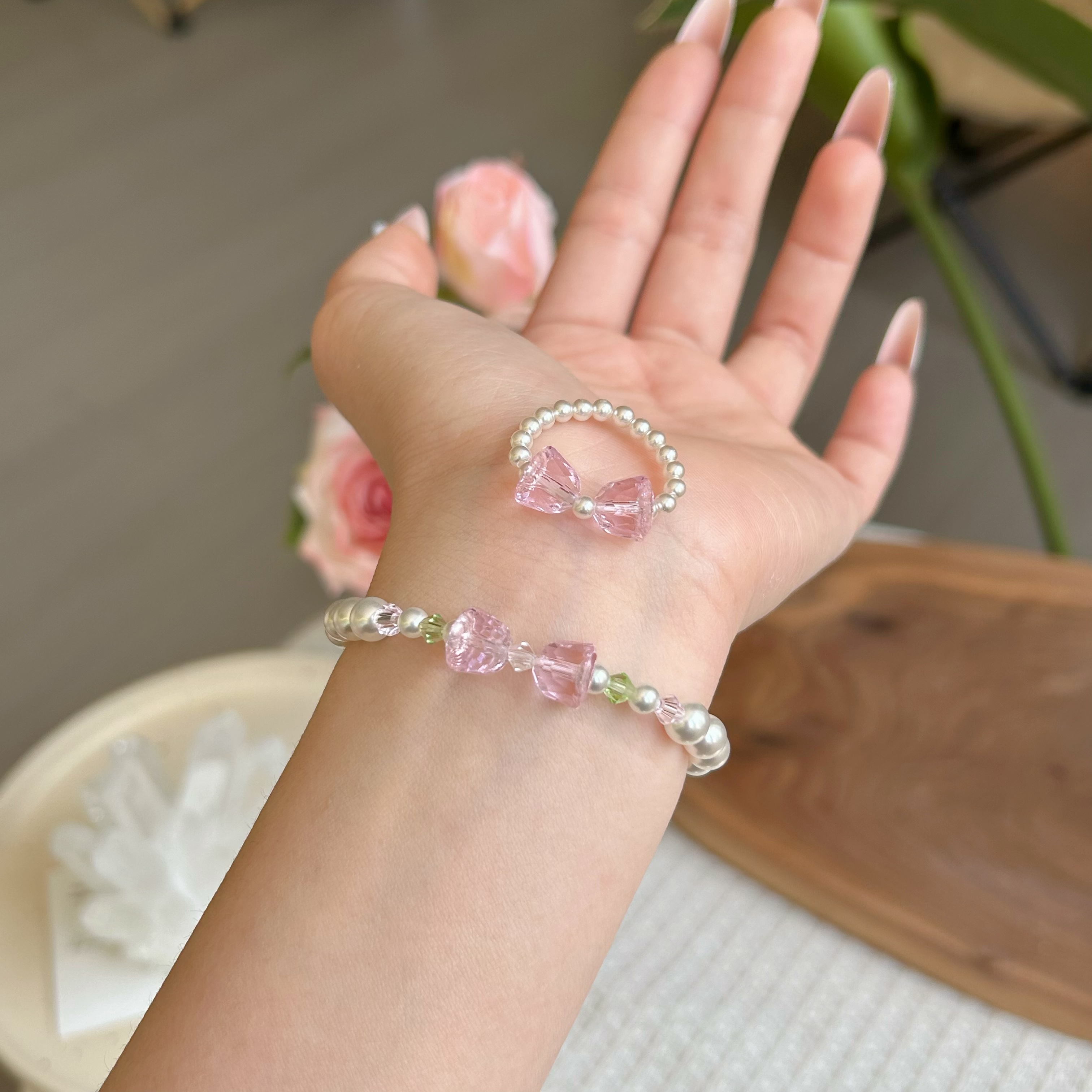 春日限定粉水晶铃兰花贝珠戒指手链套装小众设计精致甜美感配饰产品图
