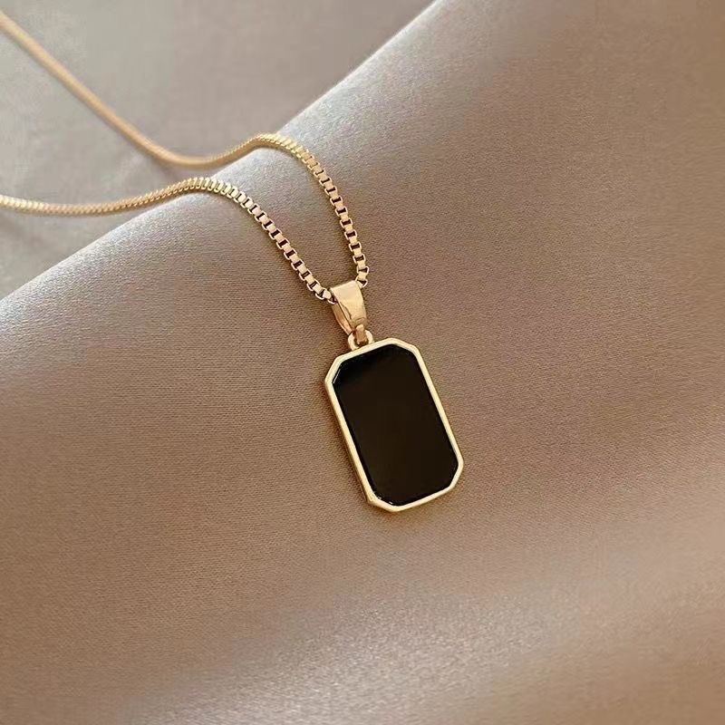 Black square brand necklace that doesn't fade, with an ins square geometric design, is luxurious and niche. It features a simple collarbone style and a new, high-end look Application Scenario