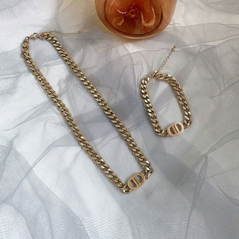 A golden thick chain letter titanium steel necklace by a popular Instagram influencer in Europe and America, a short collarbone chain with a hip-hop personality for women and a versatile bracelet Application Scenario