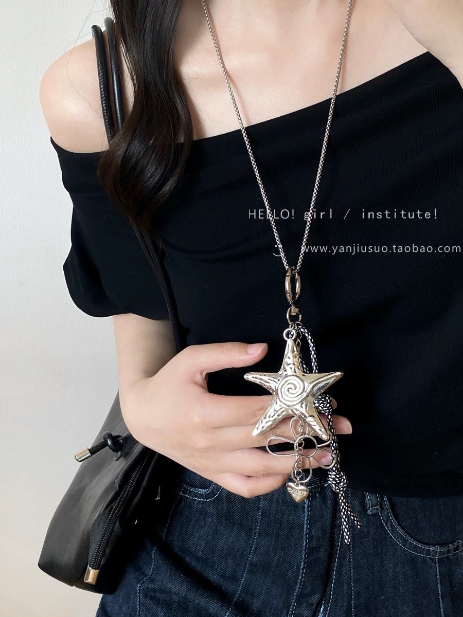This is a cute and cool female sweater chain accessory with a unique design sense, featuring star and flower necklaces that are the same as those worn by Korean Instagram bloggers