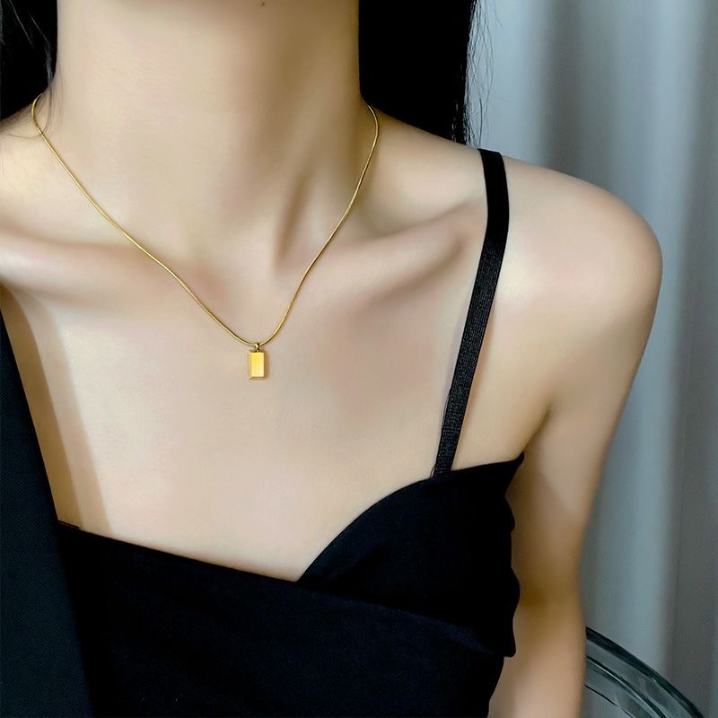 Titanium steel small gold brick necklace with a light luxury and niche design sense, collarbone chain, a popular 2026 new neckchain accessory for women