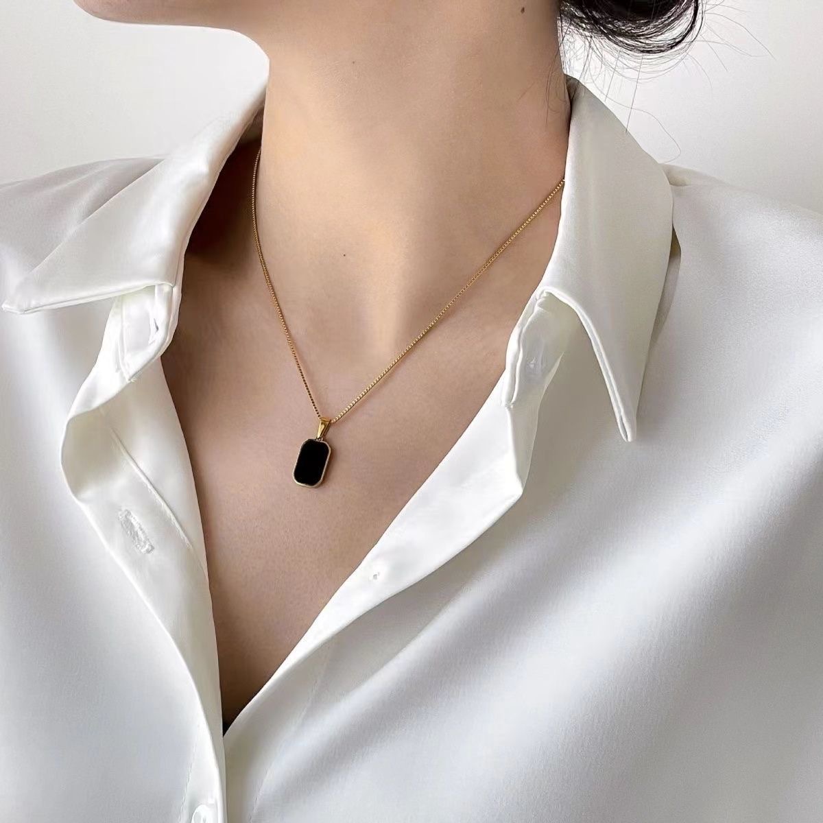 Black square brand necklace that doesn't fade, with an ins square geometric design, is luxurious and niche. It features a simple collarbone style and a new, high-end look