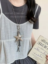 This is a cute and cool female sweater chain accessory with a unique design sense, featuring star and flower necklaces that are the same as those worn by Korean Instagram bloggers Item Picture