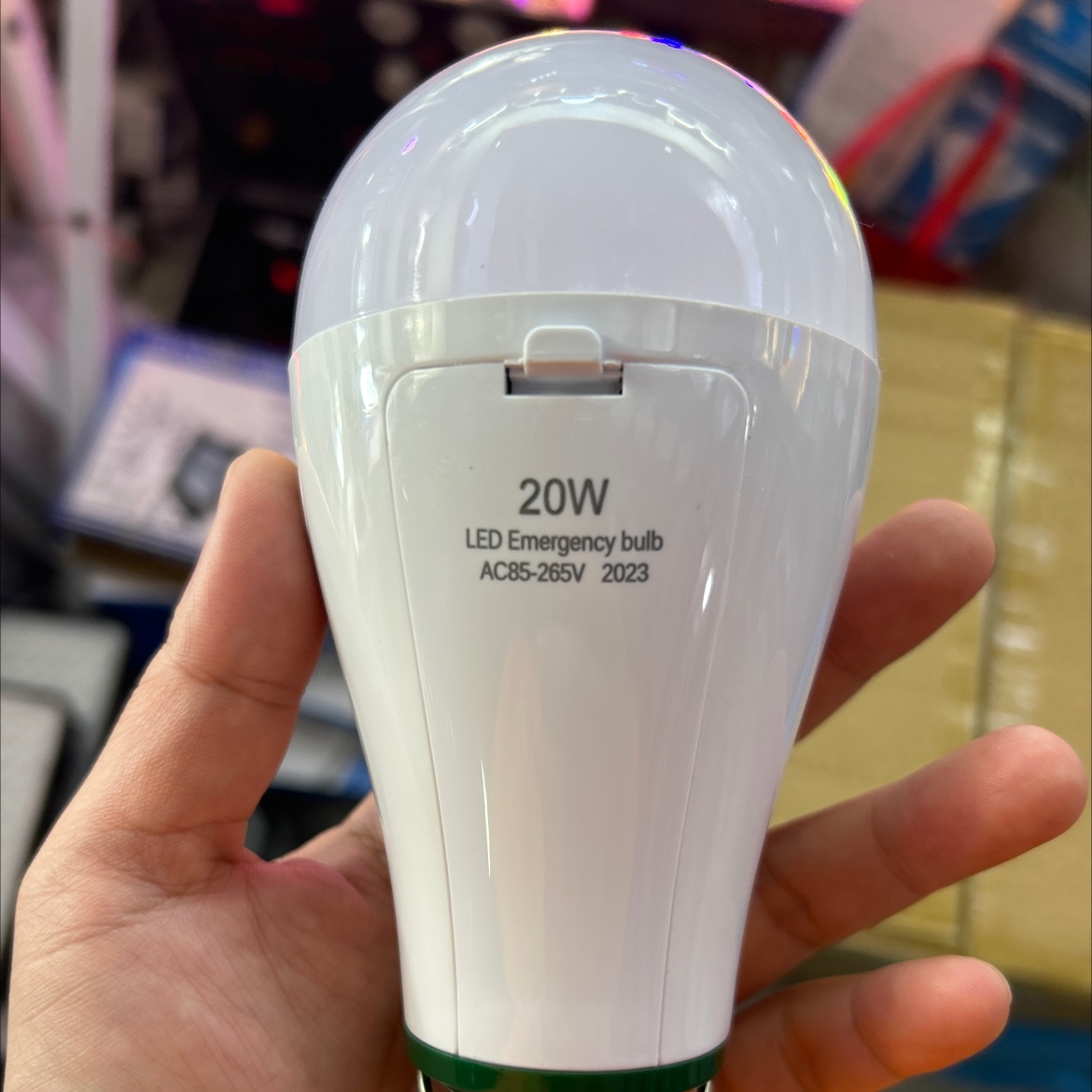 LED应急灯防水防尘强光便携充电式家用安全照明