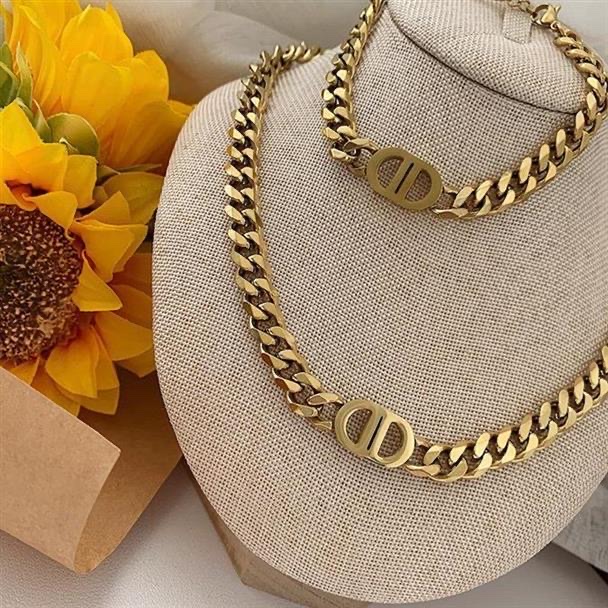 A golden thick chain letter titanium steel necklace by a popular Instagram influencer in Europe and America, a short collarbone chain with a hip-hop personality for women and a versatile bracelet Item Picture