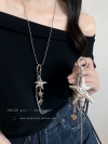 This is a cute and cool female sweater chain accessory with a unique design sense, featuring star and flower necklaces that are the same as those worn by Korean Instagram bloggers Application Scenario