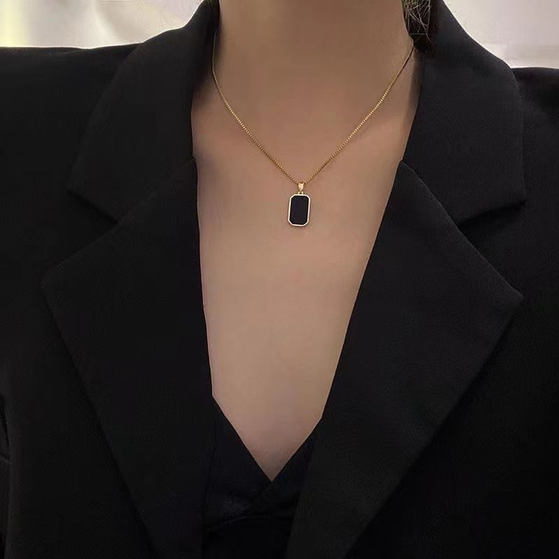 Black square brand necklace that doesn't fade, with an ins square geometric design, is luxurious and niche. It features a simple collarbone style and a new, high-end look Specification image