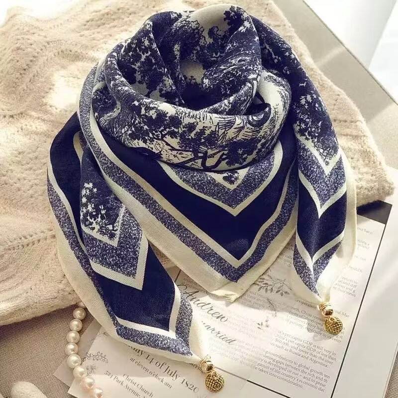 Magnetic buckle herringbone velvet square scarf 68*68cm, a fashionable new bestseller. For more new styles, please ask me for pictures. Welcome to purchase detail image 2